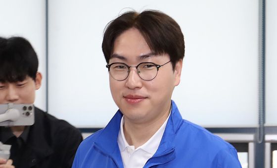 예비후보 등록하는 하정우 후보