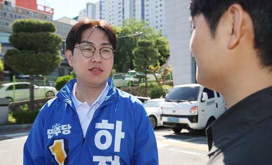 취재진 질문 답하는 하정우 후보