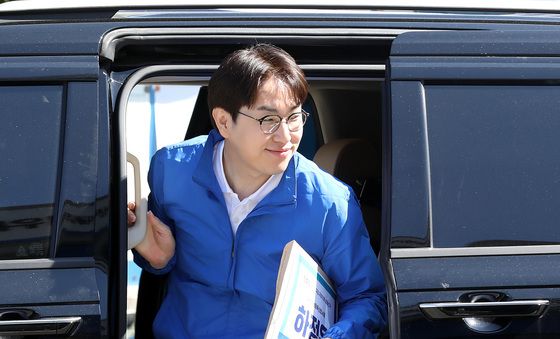 부산 북구선거관리위원회 들어서는 하정우 후보