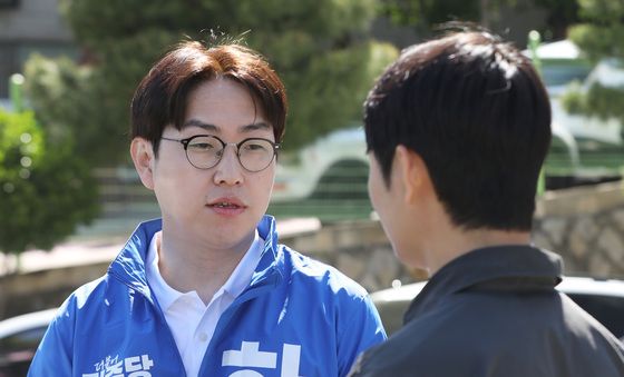 취재진 질문 답하는 하정우 후보