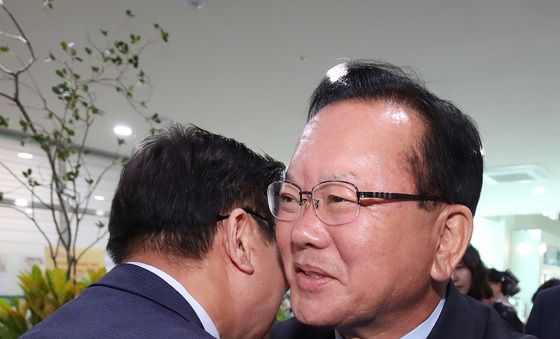 어르신과 인사 나누는 김부겸 후보