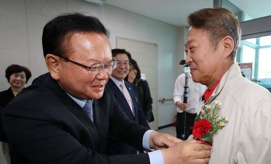 김부겸, 어르신 가슴에 카네이션