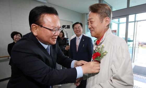 어버이날 앞두고 효도잔치 찾은 김부겸