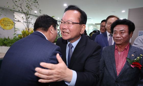 어르신과 인사 나누는 김부겸 후보