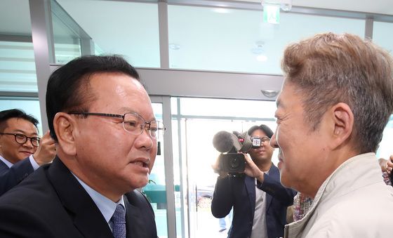 김부겸, 어르신 가슴에 카네이션
