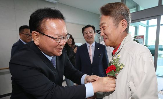 카네이션 달아주는 김부겸 후보
