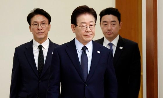 국무회의 입장하는 이재명 대통령