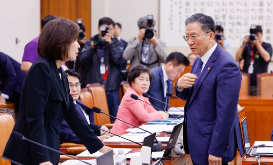 나경원 의원과 대화 나누는 정성호 장관
