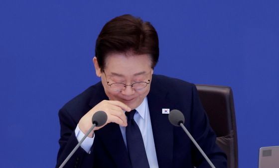 자료 살펴보는 이재명 대통령