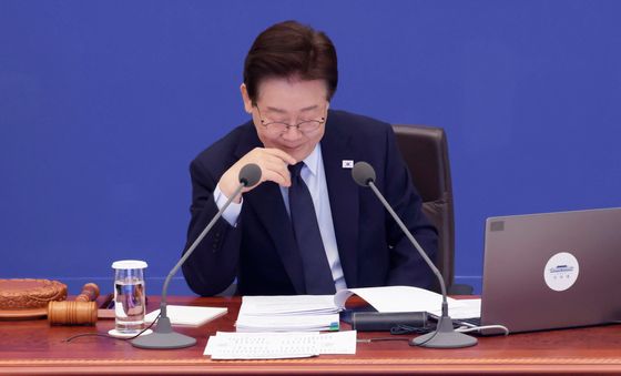 자료 살펴보는 이재명 대통령