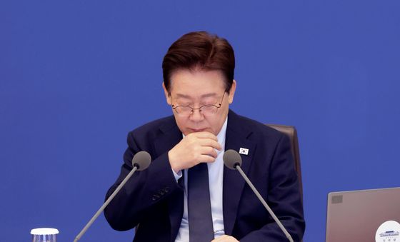 자료 바라보는 이재명 대통령