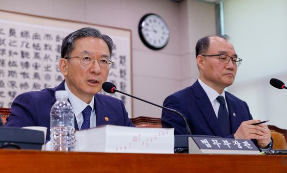 대통령 공소취소 질문 답하는 정성호 장관