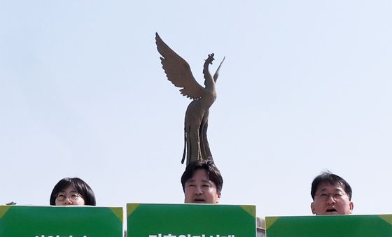 청와대 앞 '임도법안' 반대 피켓 퍼포먼스