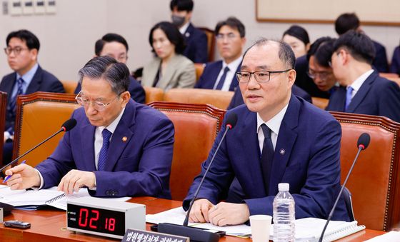 답변하는 기우종 권한대행