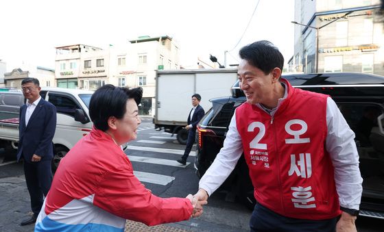 윤희숙과 인사하는 오세훈