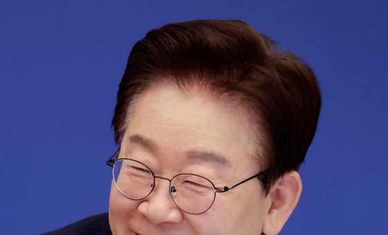 미소 짓는 이재명 대통령