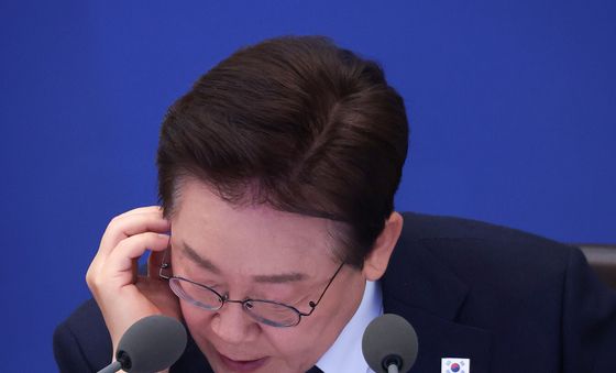 자료 보는 이재명 대통령