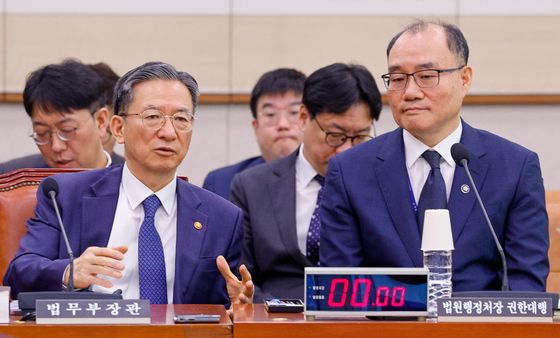 기우종 권한대행과 대화하는 정성호 법무장관