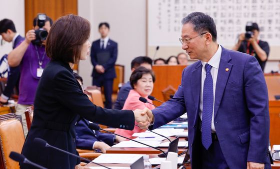 나경원 의원과 악수하는 정성호 장관