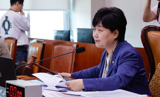 의사봉 두드리는 서영교 법사위원장