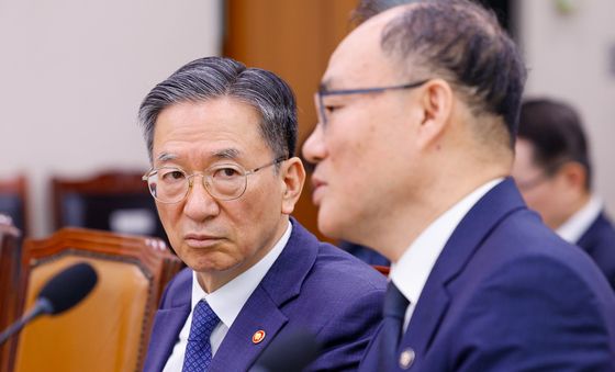 기우종 권한대행과 대화하는 정성호 법무장관