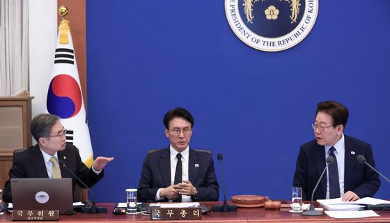 조현 장관과 대화하는 이재명 대통령