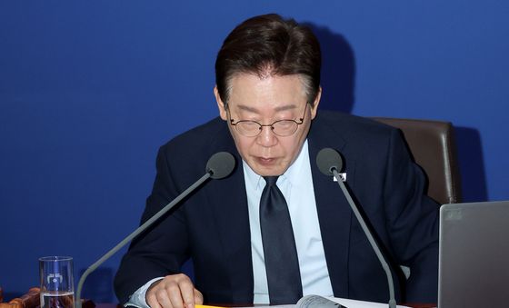 농지 전수조사 관련 자료 보는 이재명 대통령