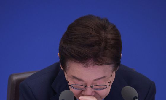저료 살펴보는 이재명 대통령