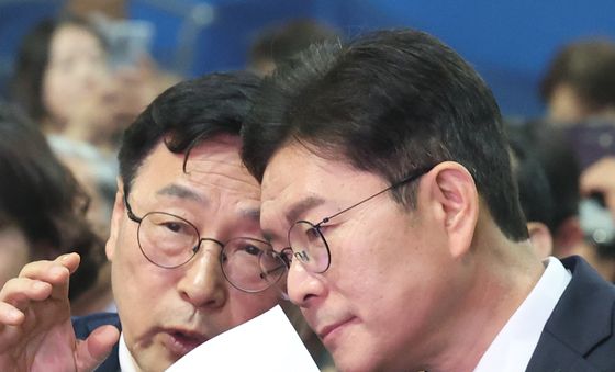 귀엣말 나누는 정원오·정근식
