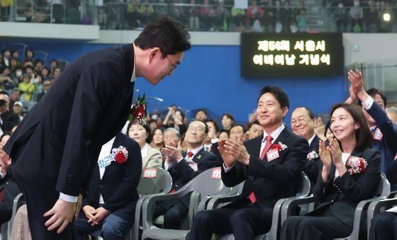 정원오 후보에게 박수 보내는 오세훈 후보