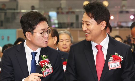 대화 나누는 여야 서울시장 후보