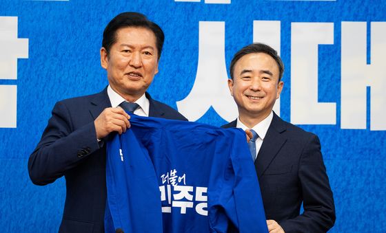 당 점퍼 든 정청래 대표와 임문영 전 국가인공지능전략위원회 부위원장