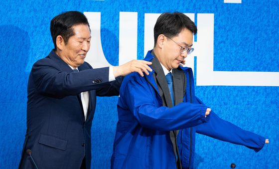 박지원 최고위원 당 점퍼 입혀주는 정청래 대표