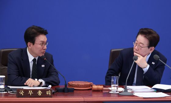 김민석 총리와 대화하는 이재명 대통령