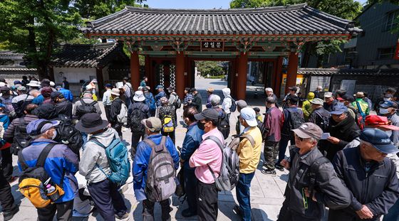 어버이날 이틀 앞두고 무료급식소 찾은 어르신들