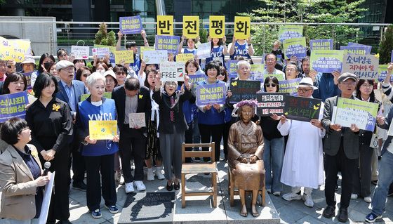 '평화의 소녀상 반기는 시민들'