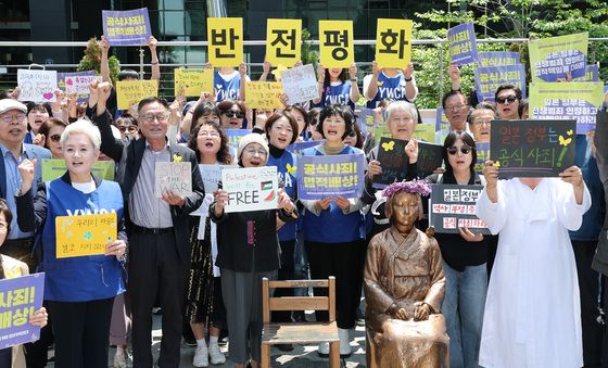 '소녀상 반기는 시민들'
