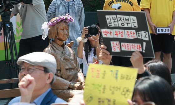 '바리케이드 철거된 평화의 소녀상'
