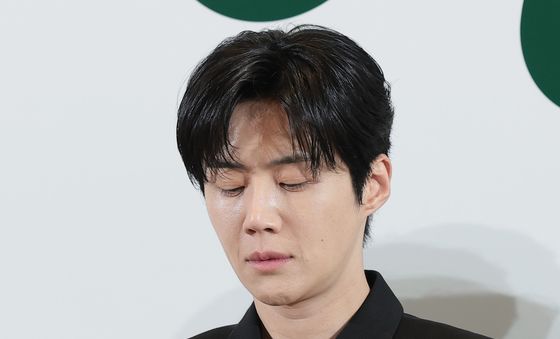 취재진 질문 듣는 김선호