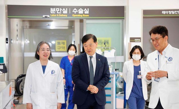 아주대병원 관계자들과 라운딩하는 이형훈 제2차관