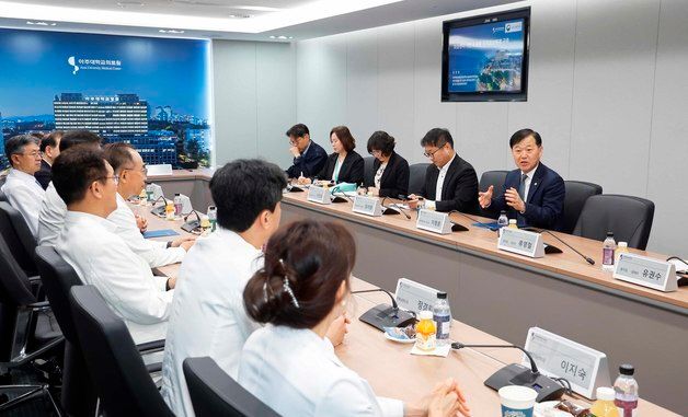 권역외상센터 관계자들과 간담회하는 이형훈 제2차관