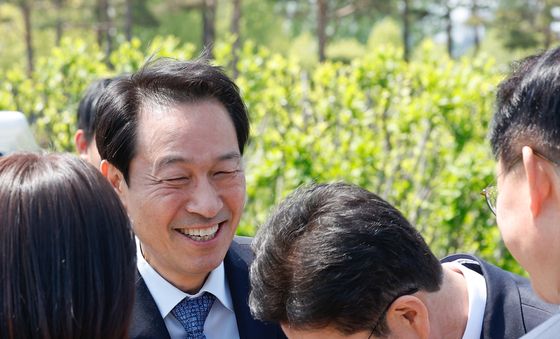 악수하는 우상호·정원오