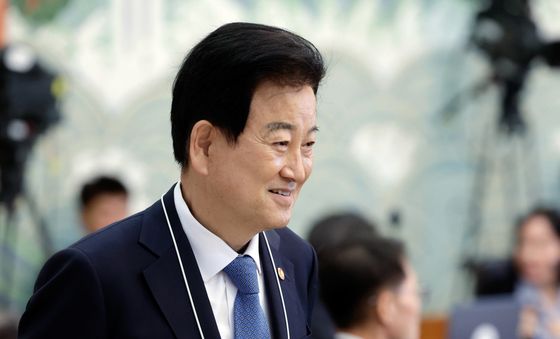 국무회의 참석하는 정동영 장관