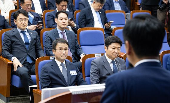 정청래 대표 인사말 바라보는 한병도 원내대표 후보