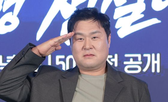 경례하는 윤경호