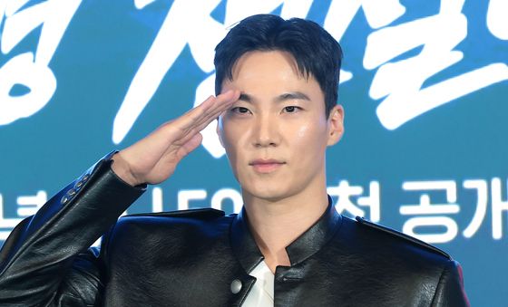 이홍내, 각 잡힌 경례
