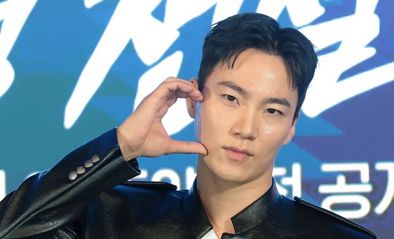이홍내, 시크한 볼 하트