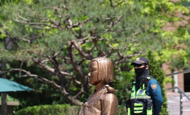 '평화의 소녀상' 경찰 바리케이드 철거