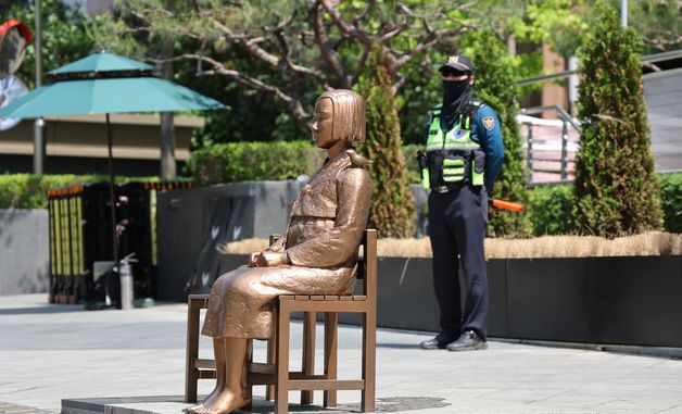 소녀상 주변 지키는 경찰