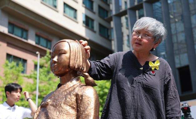 소녀상 살펴보는 김서경 작가